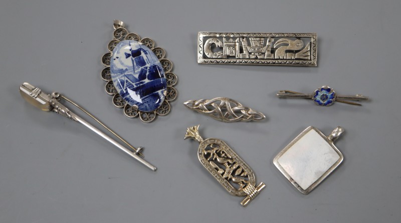 A modern 925 brooch and six other items of jewellery.